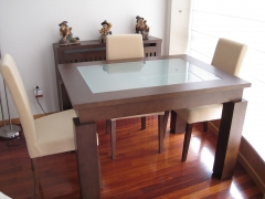 Muebles a medida(mesa extensible y variedad de tapizados para las sillas)
