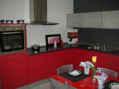 + muebles exposicion laminada roja + encimera laminada negra1250 eur