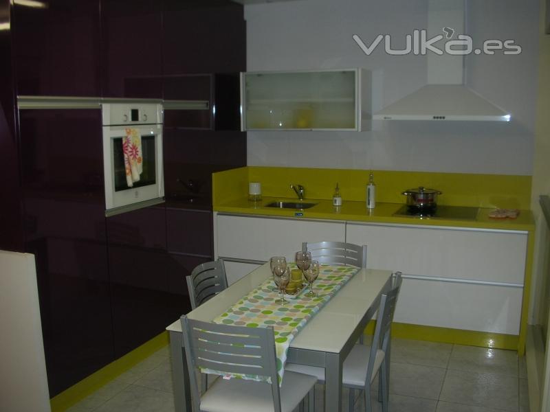 + muebles laminado alto brillo (exposicin)+ silestone amarillo... 1.737 EUR
