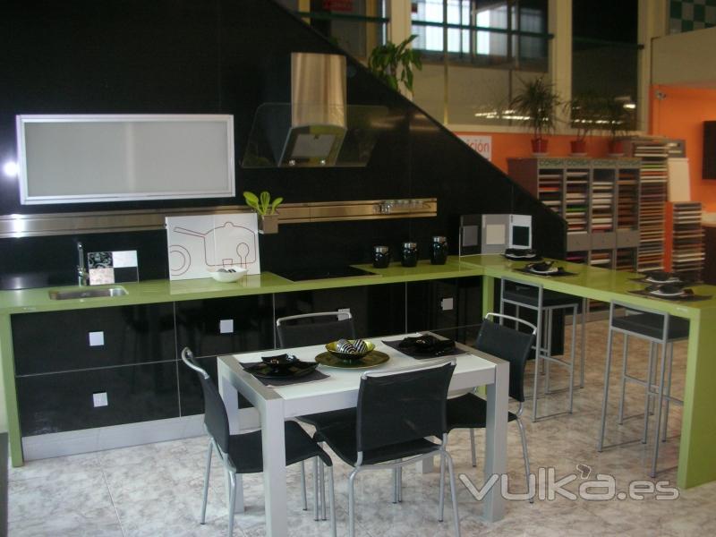 exposición eurococinas bricosur, fondos en silestone.