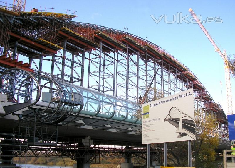 Puente del Tercer Milenio, Expo. Zaragoza. Encofrado y cimbra de arco de RMD Kwikform.