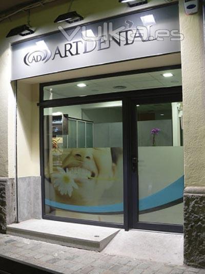 Diseo y rotulacin de la clinica dental Artdental de Girona