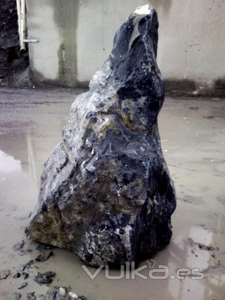 monolitos de piedra en aeropuerto de Noain Pamplona