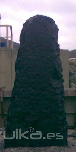 monolithe pierre noir, galets noire