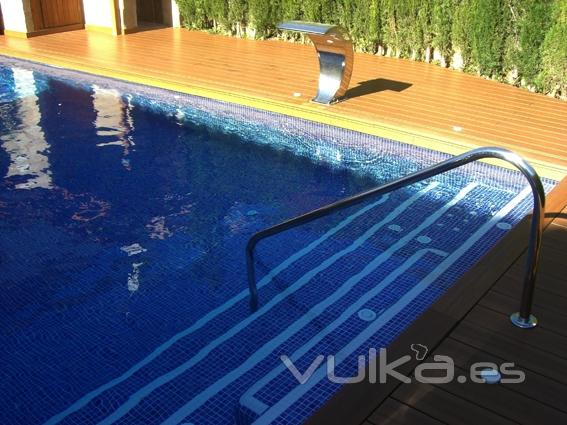 Piscina con escalera interior de obra, sistema de limpieza automatica de fondo, y Jets para hidromasaje