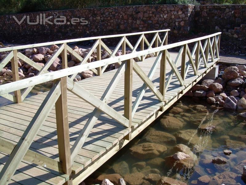Puentes de grandes dimensiones en madera tratada.