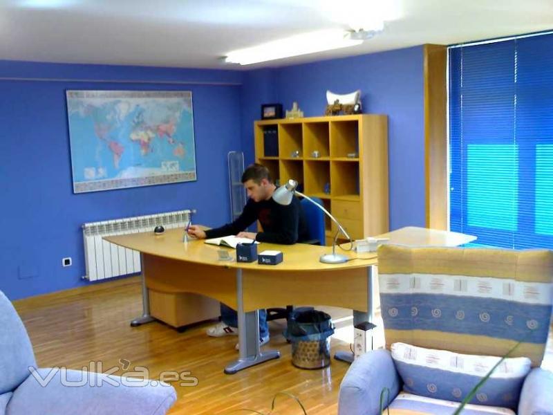 QUIRINO & BROKERS Despacho privado al fondo de la oficina entrando en el al lado izquierdo entranda  