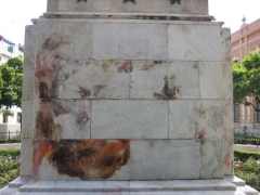Peana de marmol historico tras su tratamiento la retirada de los pigmentos y la polucion hace que sea mucho mas