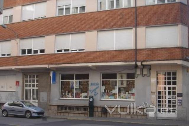 Calle Real, 63 (Edificio Domus Pacis), al lado de la Iglesia de San Pedro