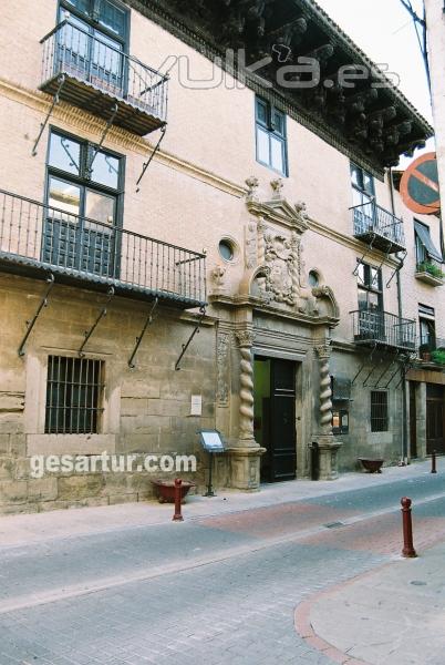 Palacio de Ongay-Vallesantoro de Sangesa. Tiene el alero de madera ms impresionante de Navarra.