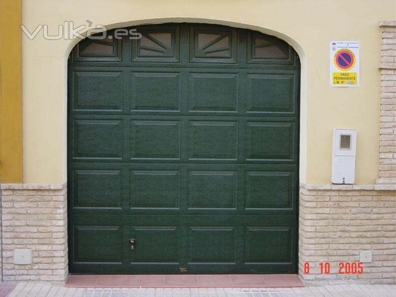 Puerta Seccional Cuarterones Ral 6009 + Ventanas  Arco