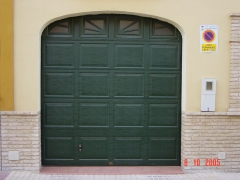 Puerta seccional cuarterones ral 6009 + ventanas  arco