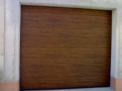 Puerta seccional acanalada imitacion madera