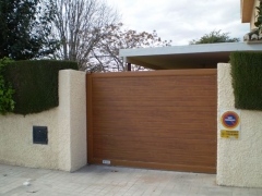 Puerta correderas acanalada i madera de aluminio