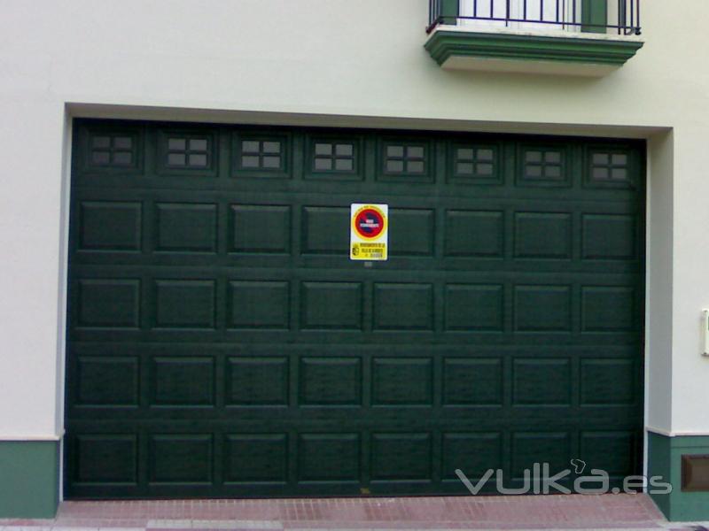 Puerta Seccional Cuarterones RAL6009 + Ventanas Cruces