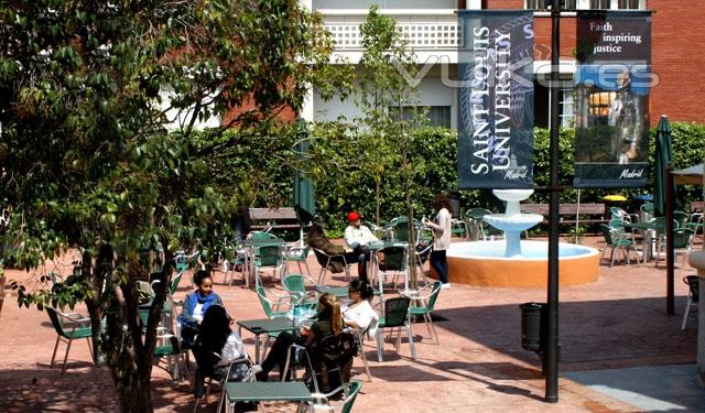 Patio detrás del edificio Padre Arrupe Hall 28