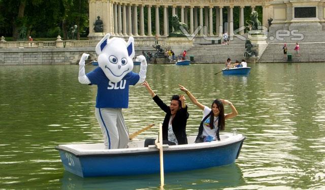 Billiken y nuestros antiguos alumnos remando en el charco del Retiro