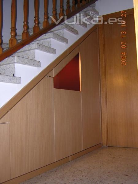 mueble hueco bajo escalera rechapado de roble y laca burdeos