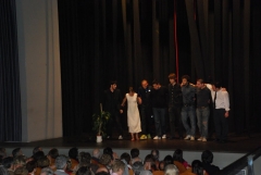 Representacion de la obra tres robles echan raices escrita y dirigida por jose maria esbec foto de familia