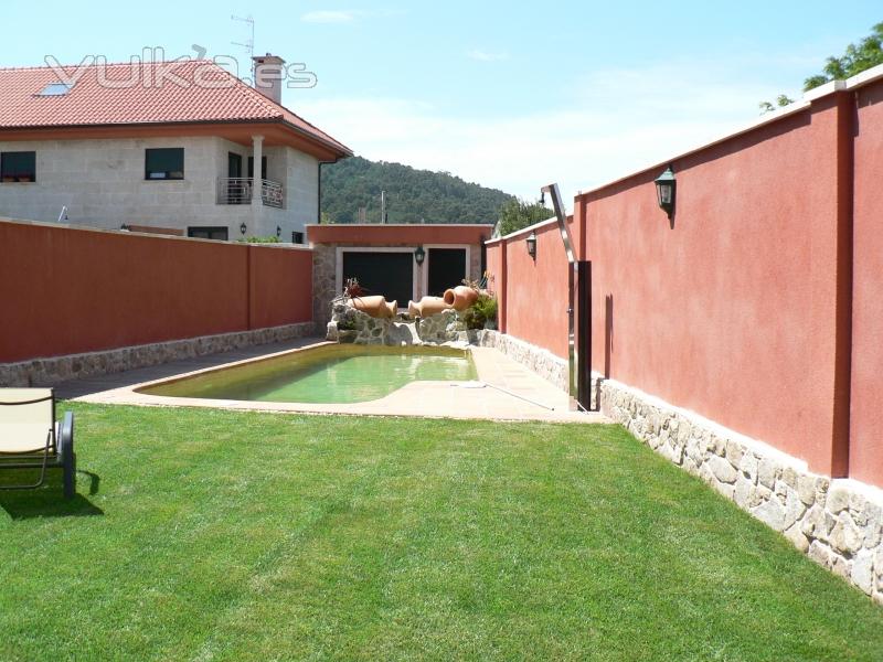 piscina y cierre de finca decorados