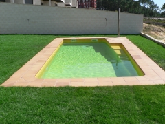 piscina con gresites modernos olvidando los colores clasicos, siempre dejando huella de nuestro detalle por el buen ...