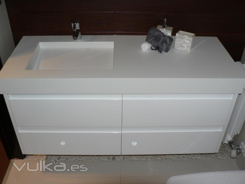 mueble a medida con encimera en corian y madera lacada