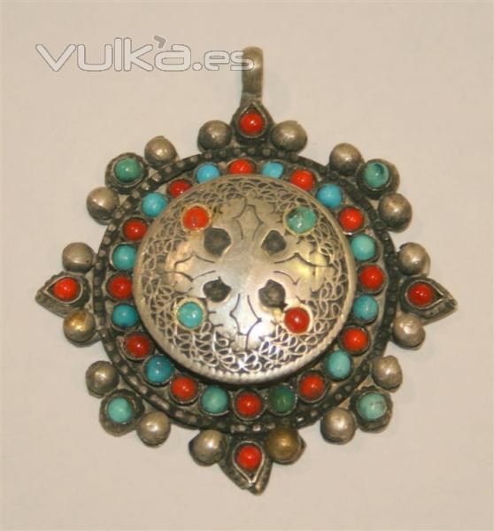 colgante tibetano, con coral y turquesa en plata tibetana. 