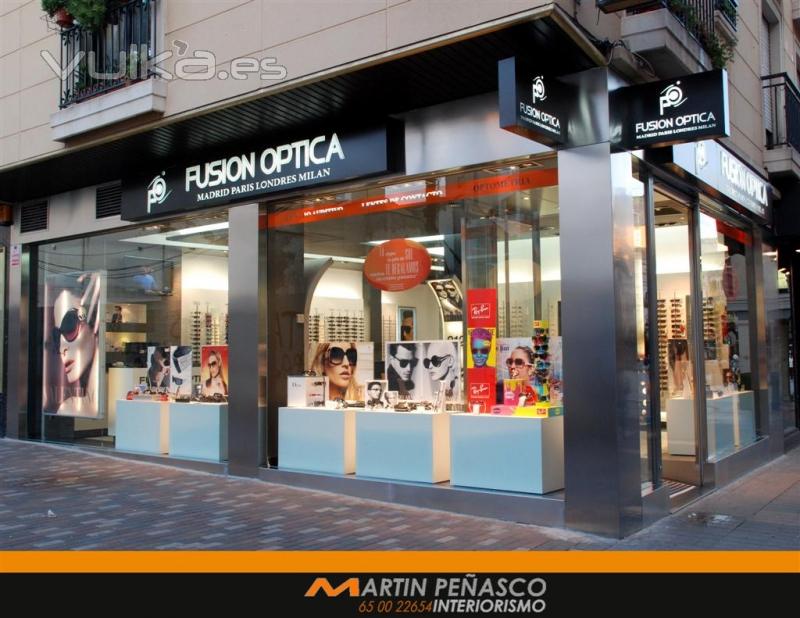 Optica Fusin Opticas: Fachada . MARTINPEASCOinteriorismo. Tlf.650 022 654