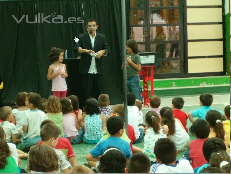 Mago de Almeria , actuacion en colegio , magia infantil.