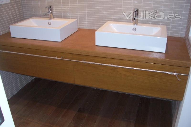 Mueble de baño con material en rechapado de roble y sobre macizo 