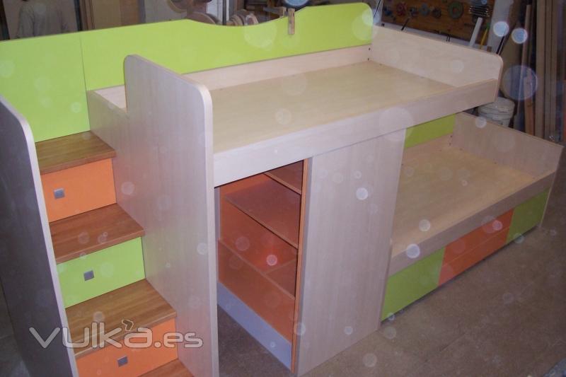 Muebles de habitacion infantil con escalera maciza formada por escalones 