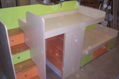 Muebles de habitacion infantil con escalera maciza formada por escalones
