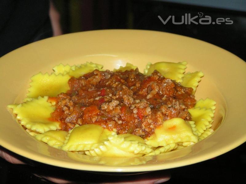 Ravioles con Salsa Bolognesa