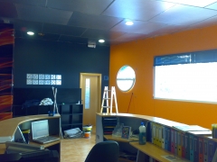 Local comercial en pintura de colores negro y naranja