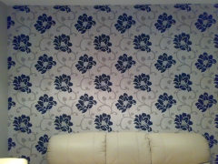 Papel pintado de flores en pared de salon