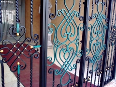 Puerta de hierro de restaurate italiano