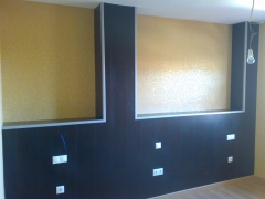Pared forrada de madera con los fondos de papel pintado