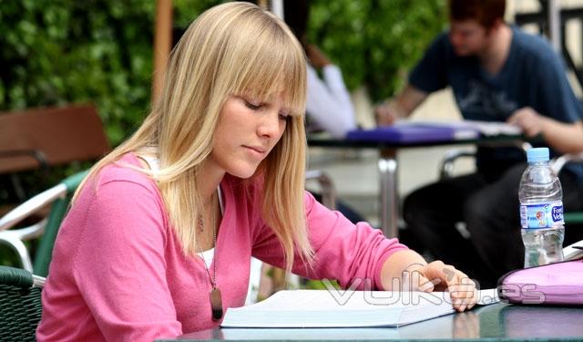 Alumna estudiando en padre Rubio Hall