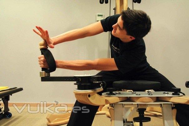 En GRUPO AKRO te enseamos tambin a reequilibrar tu columna a travs de ejercicios sobre GYROTONIC. Te ...