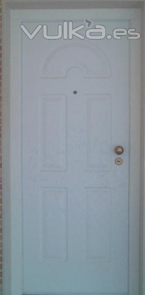 puerta acorazada panelada en PVC para exterior