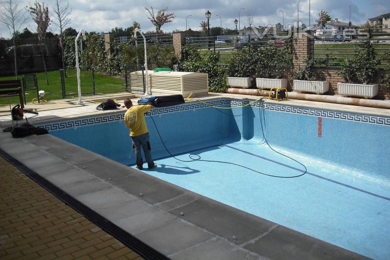 Limpieza de piscina por medios mecnicos.