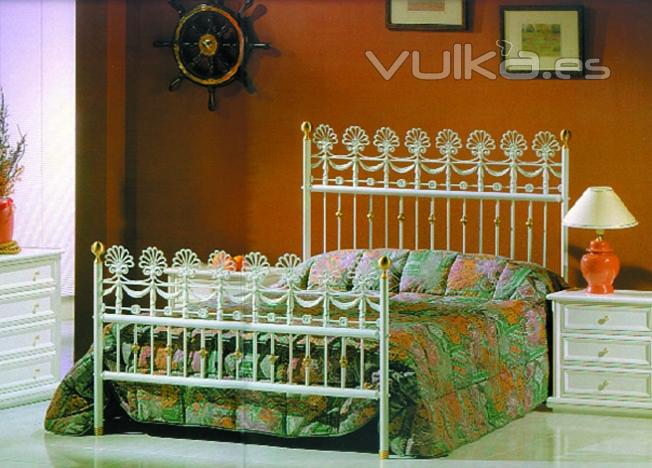 Cabecero de cama construido con piezas de fundición artística OMAC.