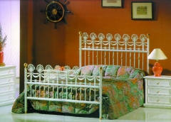 Cabecero de cama construido con piezas de fundicin artstica OMAC.