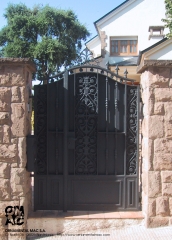 Puerta ornamental diseada y construida por OMAC con piezas de fundicin artstica y chapa trasera.
