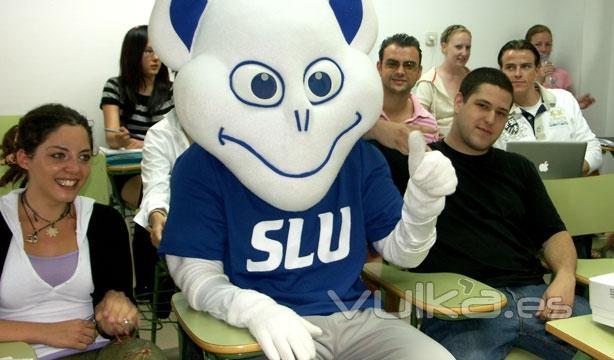 Billiken en clase junto a varios alumnos