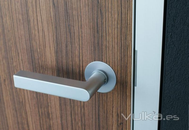 Cercos de alumino, hoja de puerta con canto de aluminio, manilla de aluminio, detalle. 