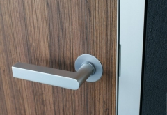 Cercos de alumino, hoja de puerta con canto de aluminio, manilla de aluminio, detalle.