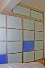 Armario en inox, combinado con detalle vidrio azul