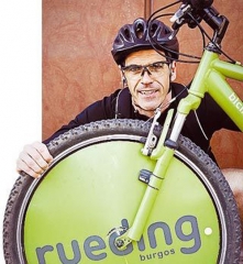 Juan, el bicimensajero de rueding posando junto a su bici. foto: diario de burgos