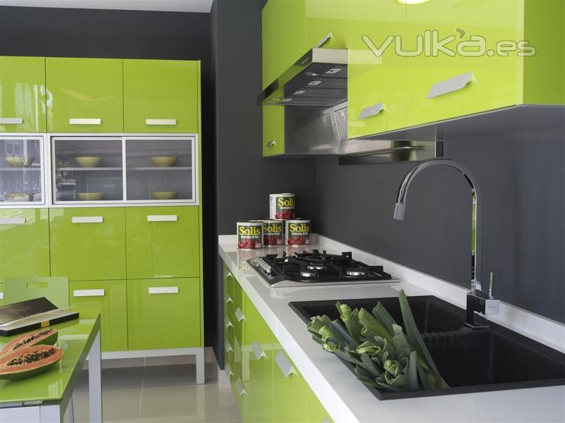 Muebles de cocina Yelarsan. Look verde, detalle bancada